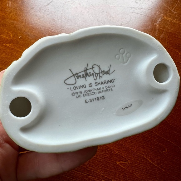 Precious Moments Loving is Sharing figurine - Picture 5 of 6